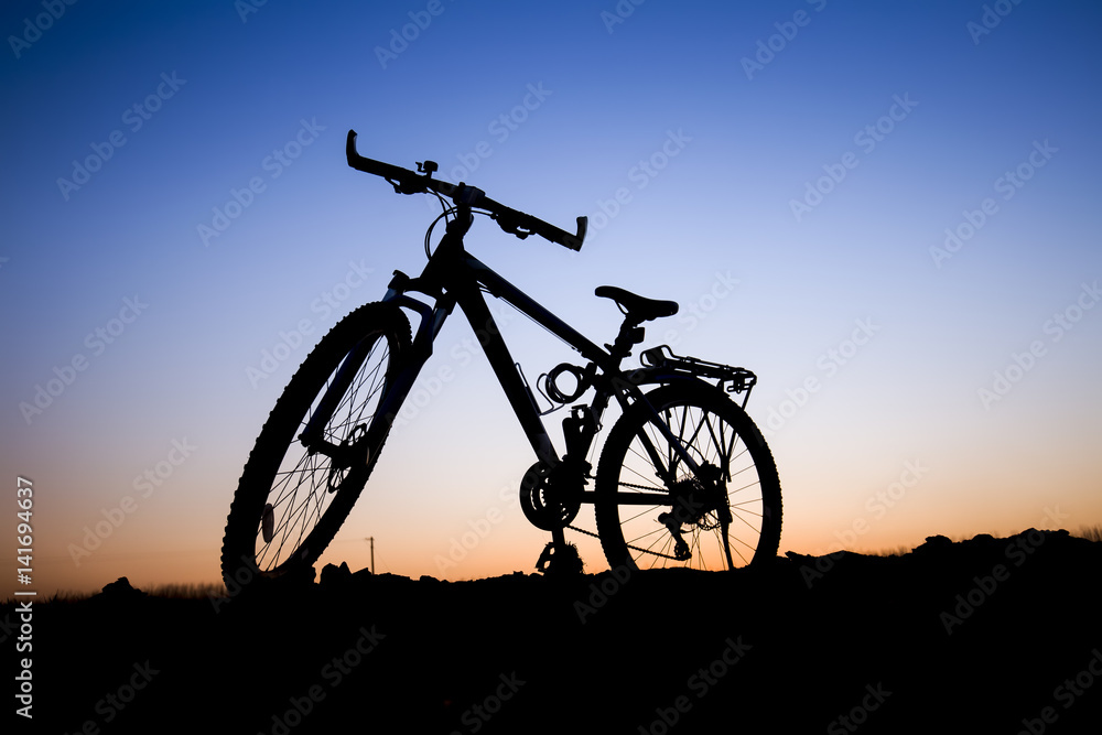 Obraz premium The silhouette of mountain bike