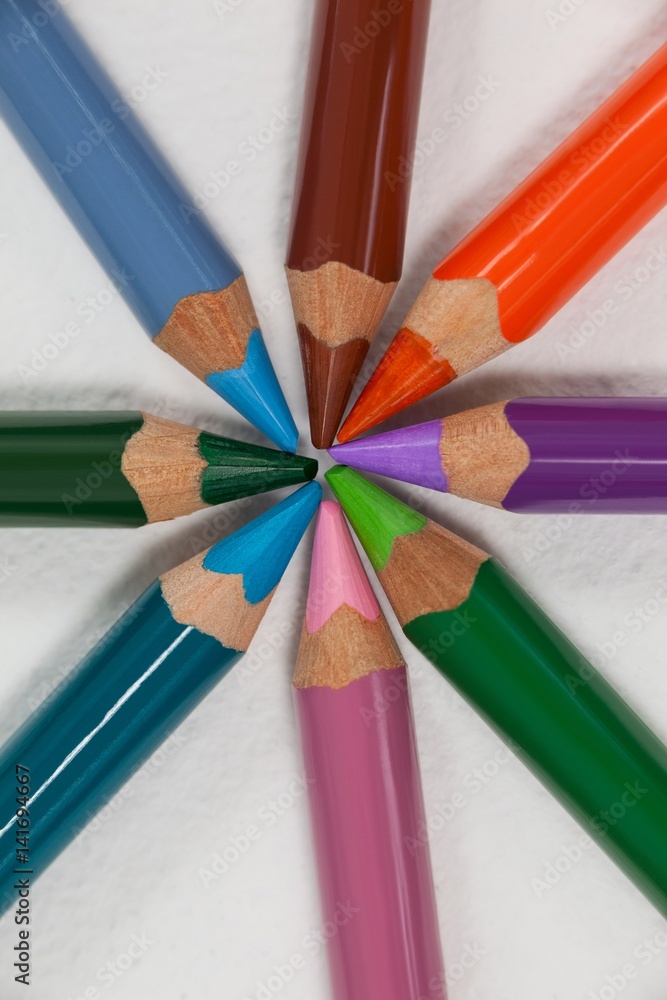 Naklejka premium Close-up of colored pencils arranged in a circle