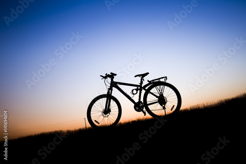 The silhouette of mountain bike © zhengzaishanchu