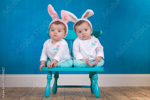 Valokuva Adorable identical twin baby girls wearing bunny ears