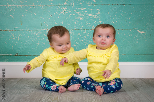 Canvastavla identical twin sisters in matching outfits