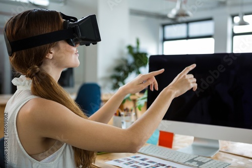 Canvas Print Female graphic designer using the virtual reality headset