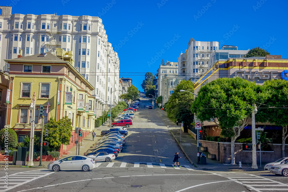 Obraz premium Beautiful touristic view of the iconic Lombard street hill in downtown San Francisco