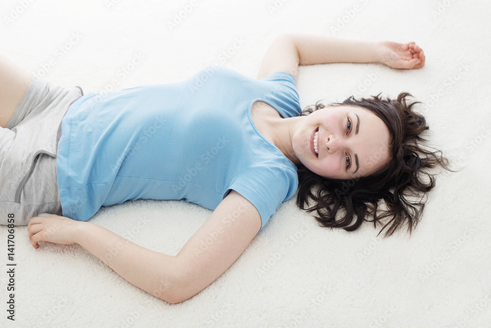 Naklejka premium happy girl on bed