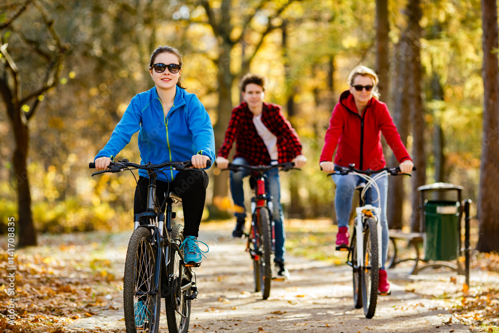 Fototapeta premium Healthy lifestyle - people riding bicycles in city park