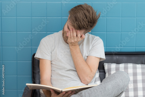 Foto young man confuse when he reading book