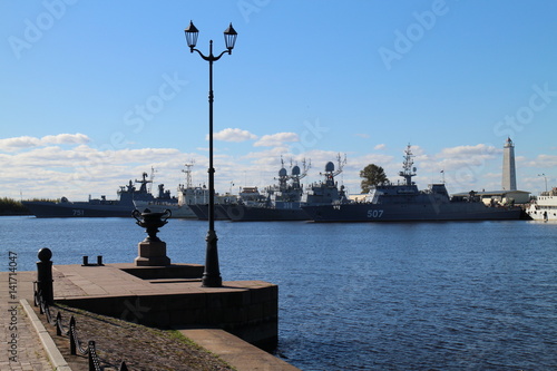 Bild auf Leinwand Street lighting and battle cruisers in Kronstadt, Russia