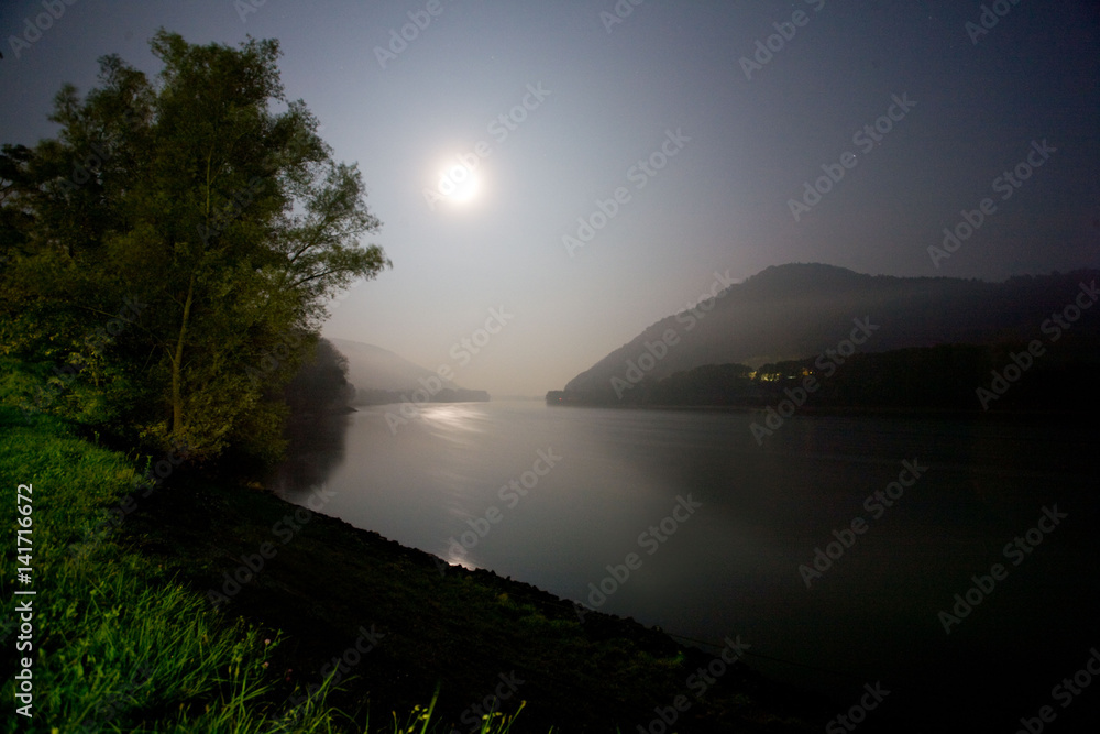 Romanische Nacht am großen Fluss