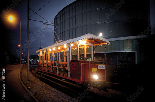 Alte Straßenbahn bei einer Nachtausfahrt