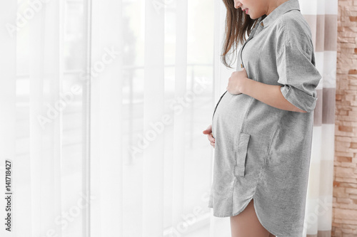 Beautiful pregnant woman st...