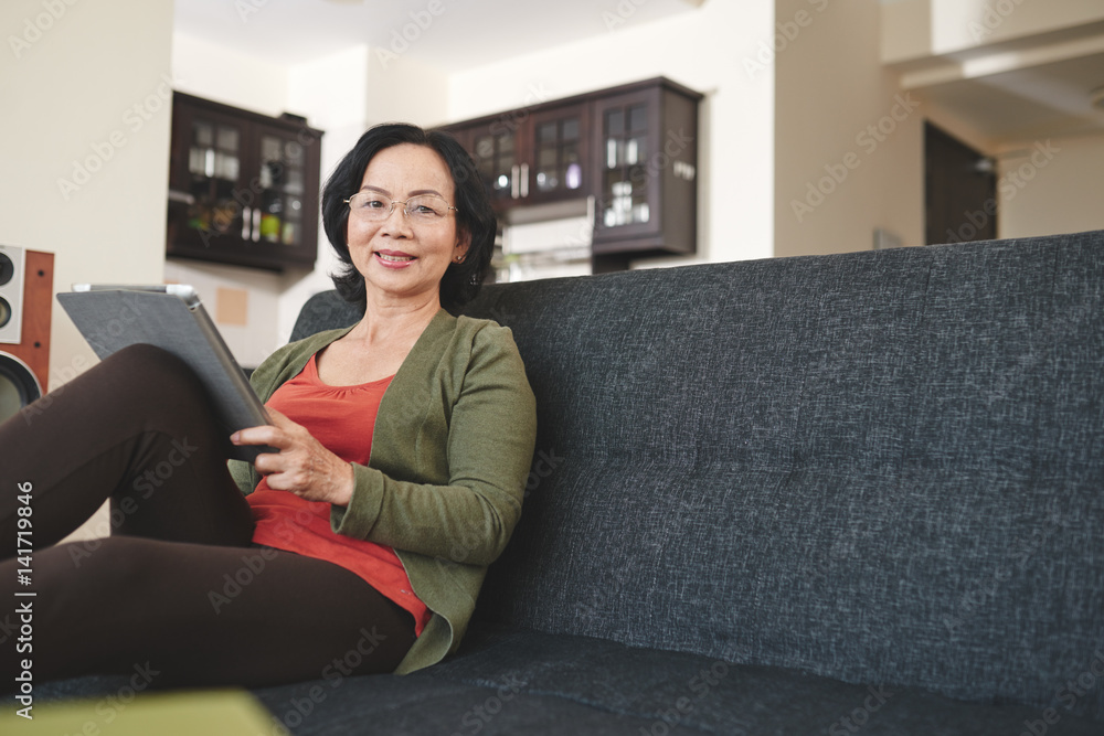Obraz premium Woman with digital tablet