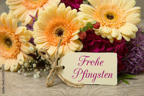 Blumen und Karte: Frohe Pfingsten