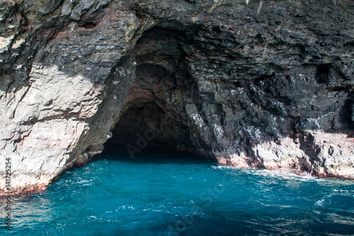 Grotte an der Na Pali Coast auf Kauai, Hawaii, USA.