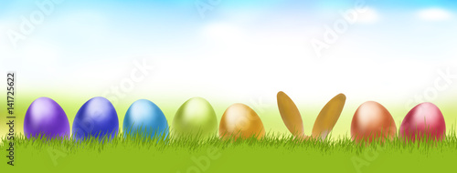 Ostereier und Osterhase im Gras