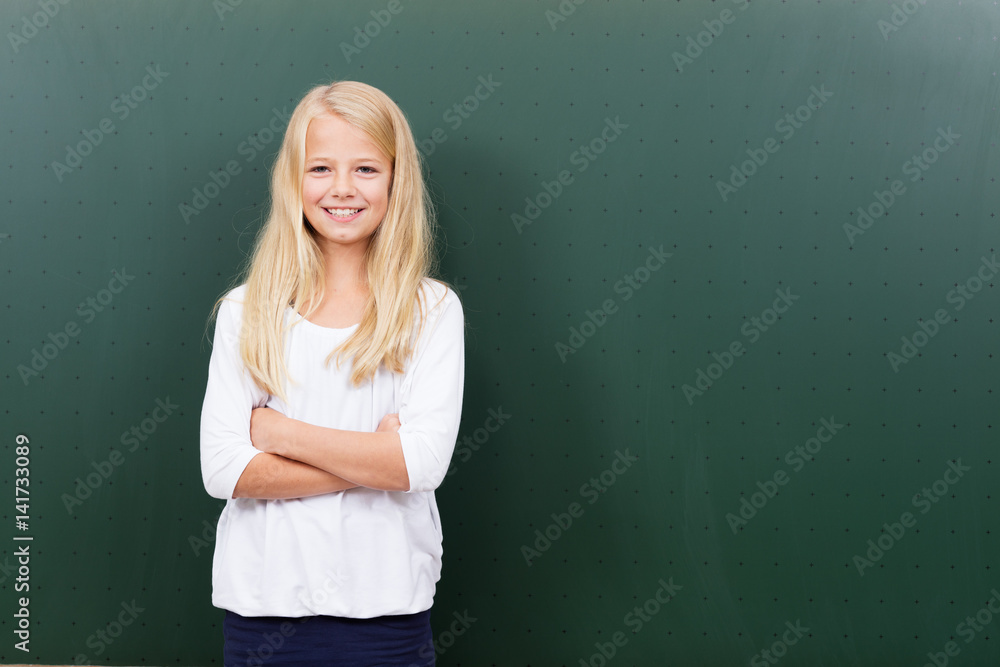 selbstbewusstes Mädchen vor der Tafel selbstbewusstes Mädchen vor der Tafel