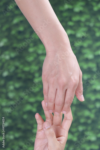 二人の手 © Liza5450