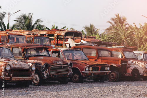 Obraz na płótnie rows of cars in a salvage yard facing each other w salonie