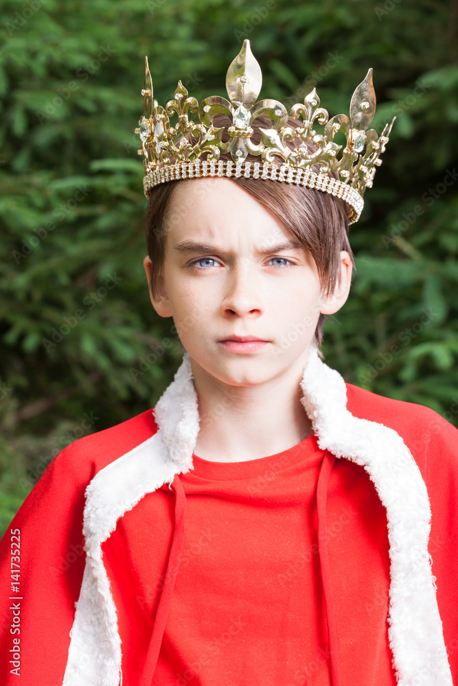 Teen Wearing Crown: Royal Style Meets Youthful Charm