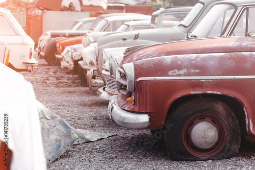 Obraz na płótnie rows of cars in a salvage yard facing each other w salonie