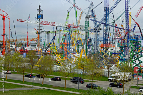 Kräne und Baumaschinen in der Totalen