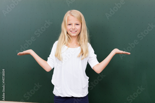 Mädchen vor der Tafel photo