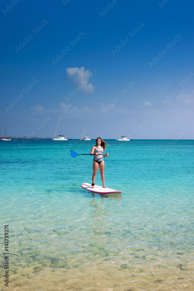 Obraz premium jolie jeune femme sur son surf