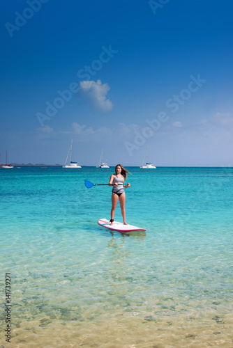 jolie jeune femme sur son surf