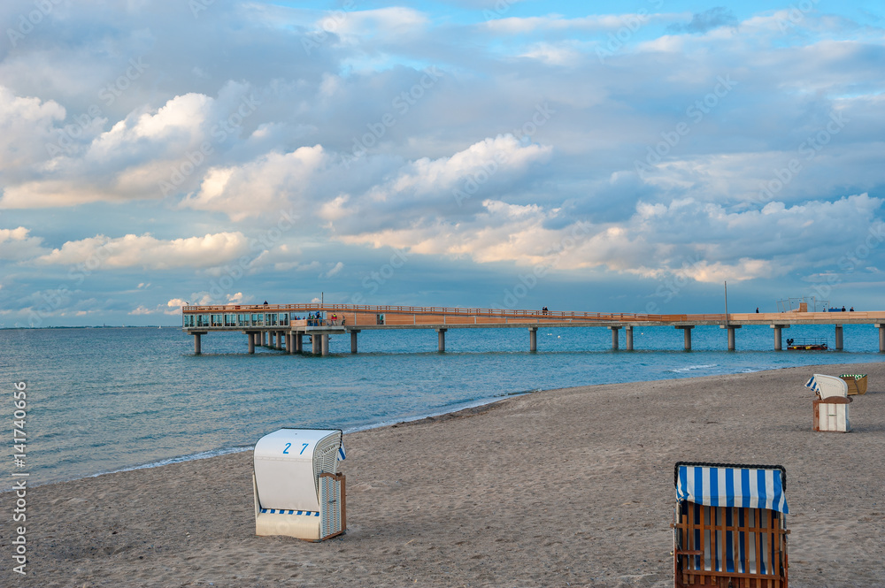 Strand mit Erlebnisseebrücke in Heiligenhafen Strand mit Erlebnisseebrücke in Heiligenhafen