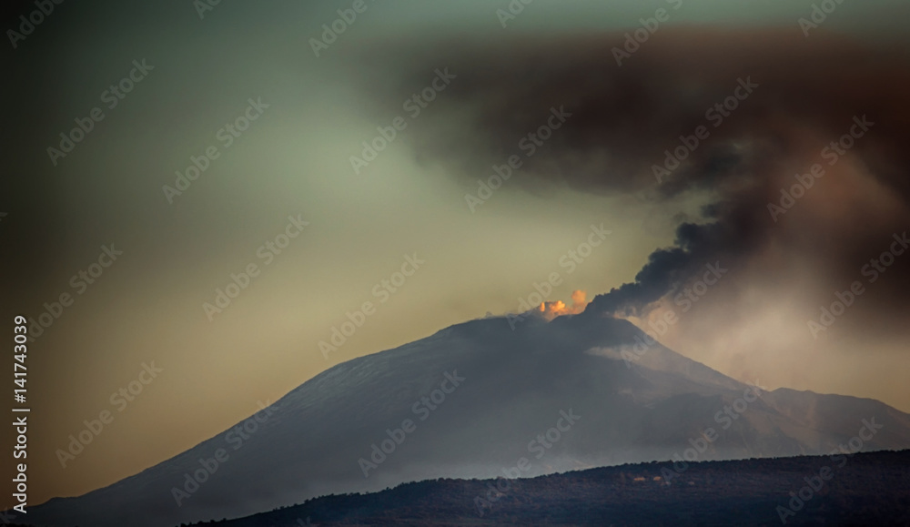Etna in eruzione con colonna di cenere vista da lontano