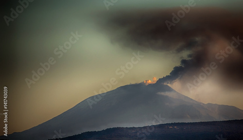 Etna in eruzione con colonna di cenere vista da lontano