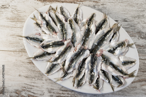 sarde spinate piatto ovale dall'alto photo