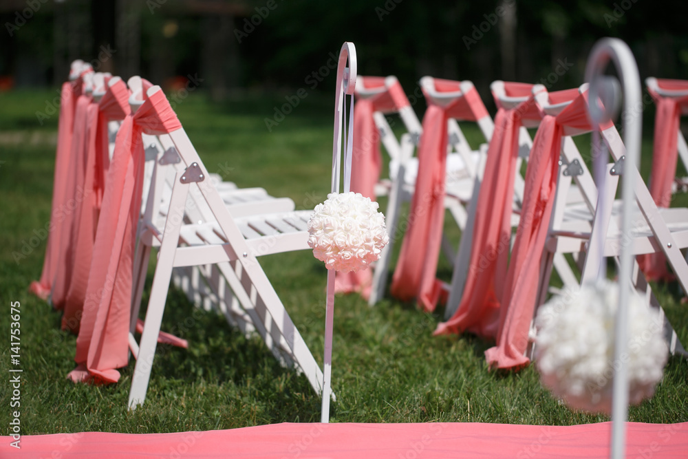 Wedding registration beautiful in nature. White chairs for visiting registration. Pink tent with white flowers for the exit registration. Wedding details Wedding registration beautiful in nature. White chairs for visiting registration. Pink tent with white flowers for the exit registration. Wedding details