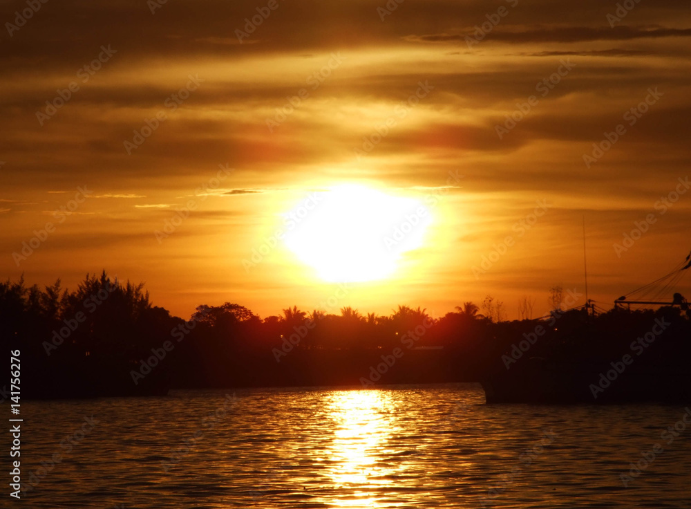 Naklejka premium Island of Sabah sunset