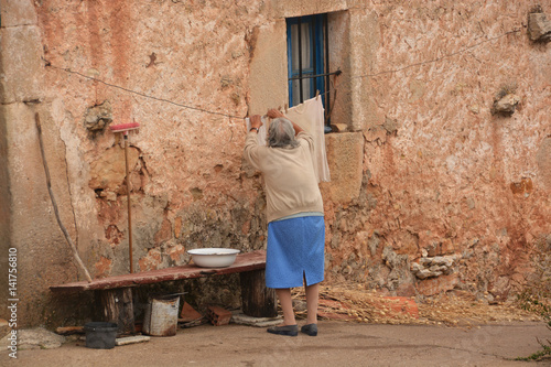 anciana lavando ropa