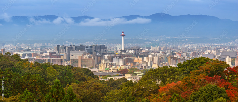 Naklejka premium Pejzaż z Kioto z wieżą i jesienią drzew w Japonii