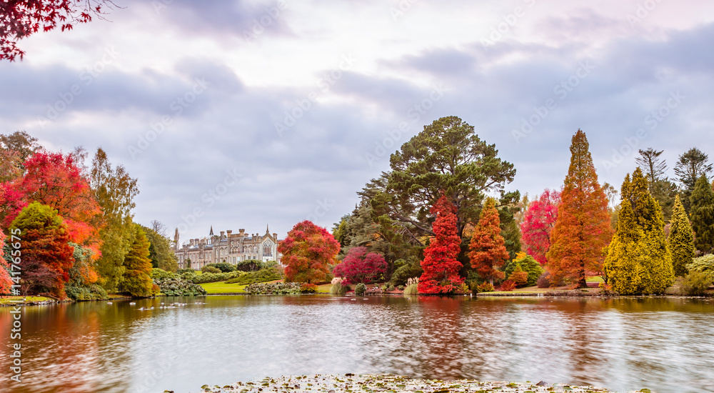 Obraz premium Sheffield Park and Gardens Landscape late in the autumn