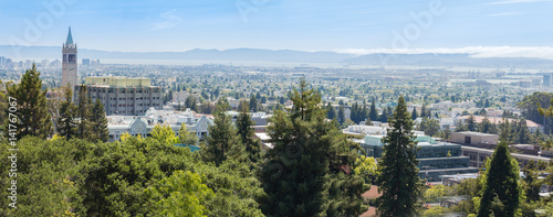 Foto Berkeley University with clock tower and city view.
