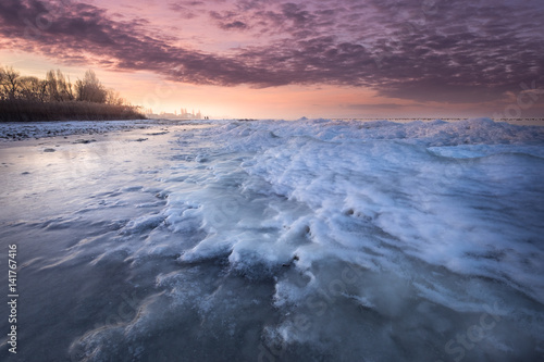 Sonnenuntergang am gefrorenen Seeufer