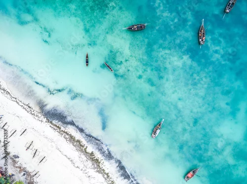 Obraz widok z góry na piękną plażę z łodziami rybackimi