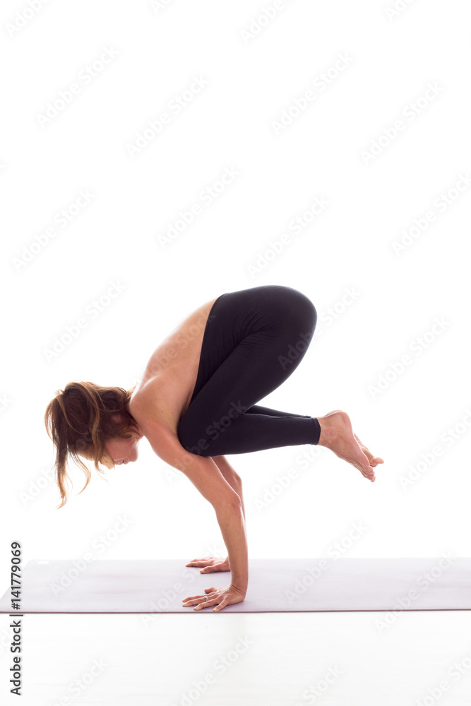 ragazza bellissima pratica yoga in studio su fondale bianco ragazza bellissima pratica yoga in studio su fondale bianco