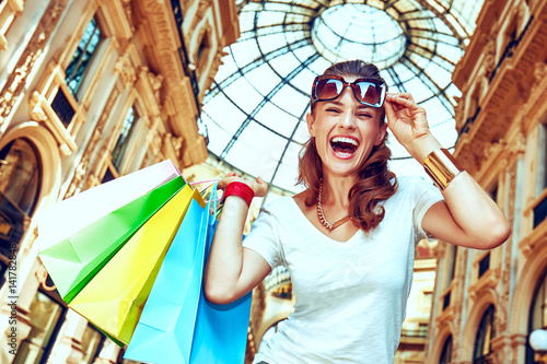 Foto Smiling woman with shopping bags in Galleria Vittorio Emanuele