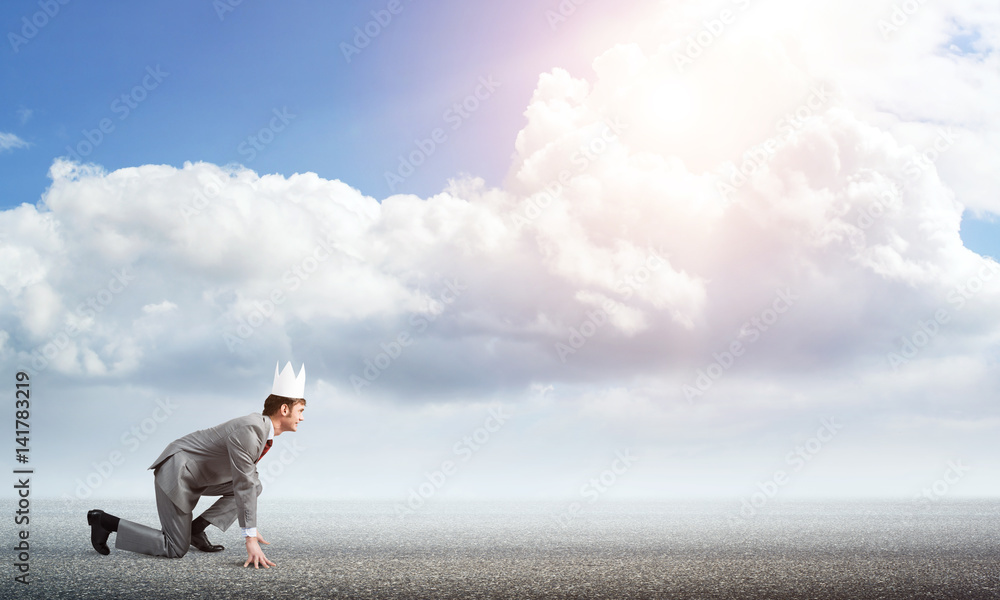 Obraz premium King businessman in elegant suit running and blue sky at background