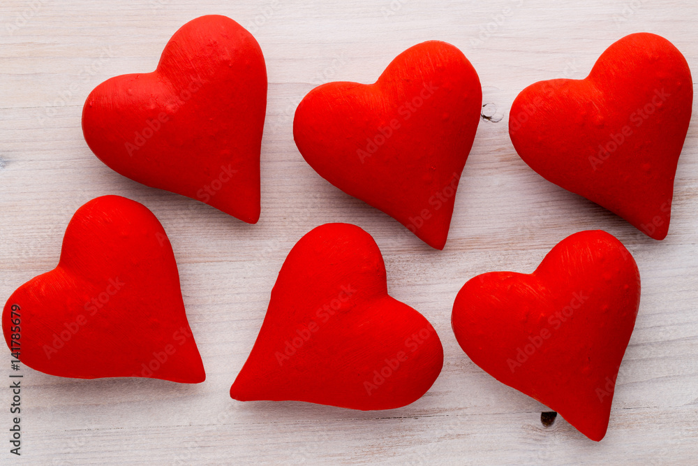 Obraz premium Red hearts the gray background. Valentine Day background.