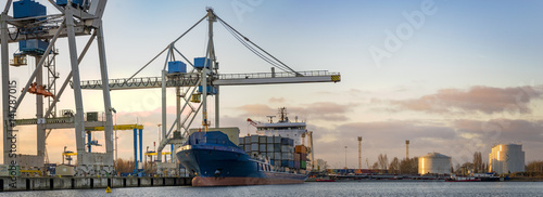 Unloading of containers in the port of the merchant ship