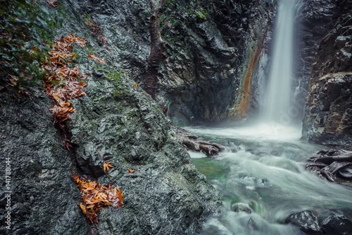 Obraz Wodospad górski na jesieni