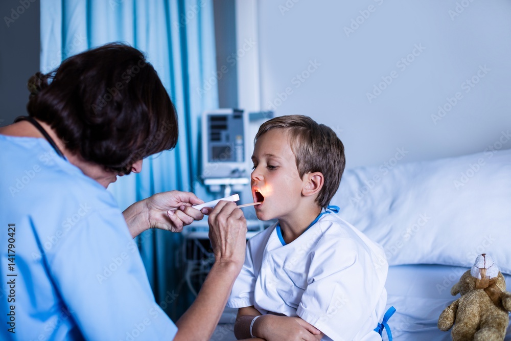 Obraz premium Female doctor examining patient mouth