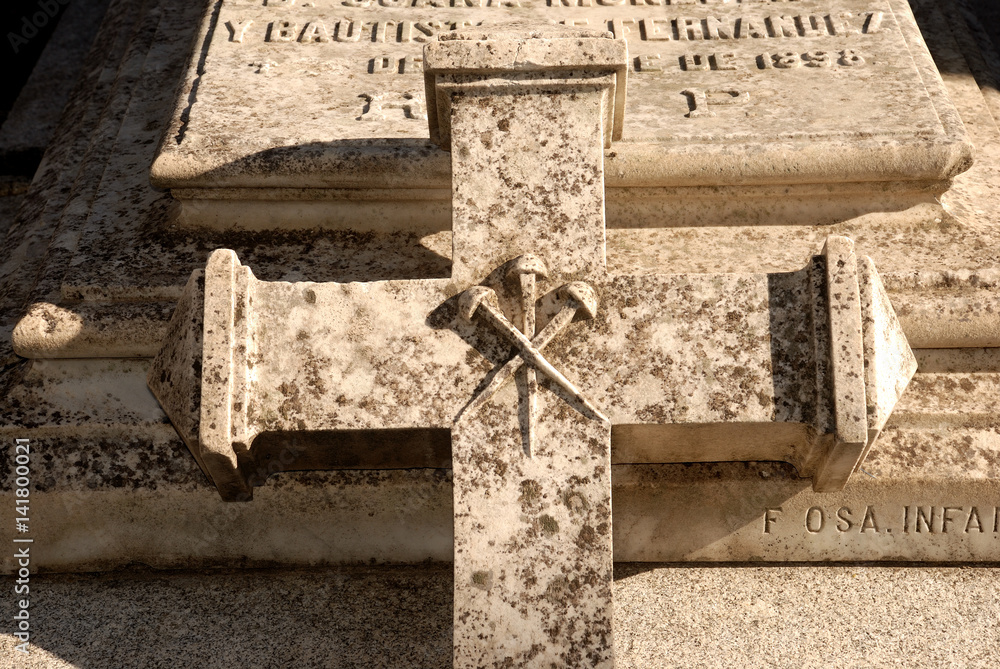Cruz de cementerio con los Tres Clavos de Cristo Photos Adobe Stock