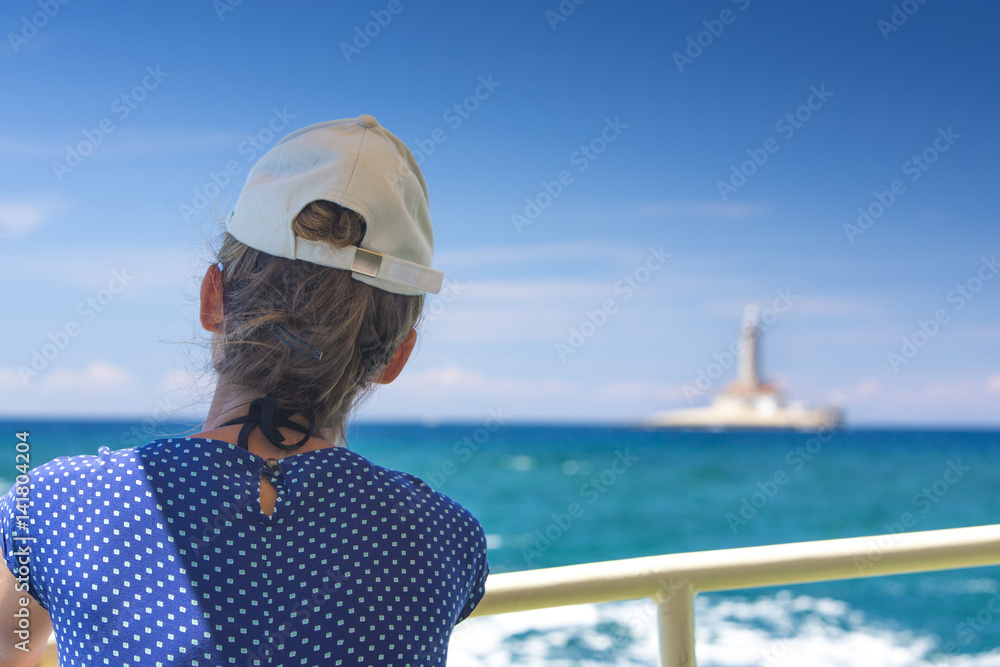 Frau auf einem Boot auf dem Meer Frau auf einem Boot auf dem Meer
