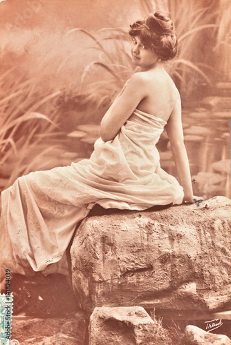 Carte postale ancienne / Jeune femme de la Belle époque photo