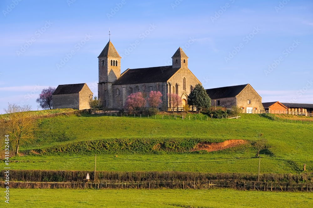 romanische Kirche in Sigy le Chatel Burgund, Frankreich - romanesque Sigy le Chatel church in Burgundy